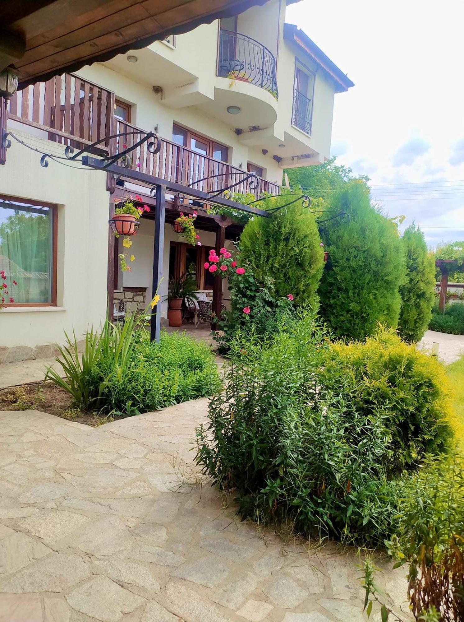 Guest House Villa Elma Nevsha Bagian luar foto